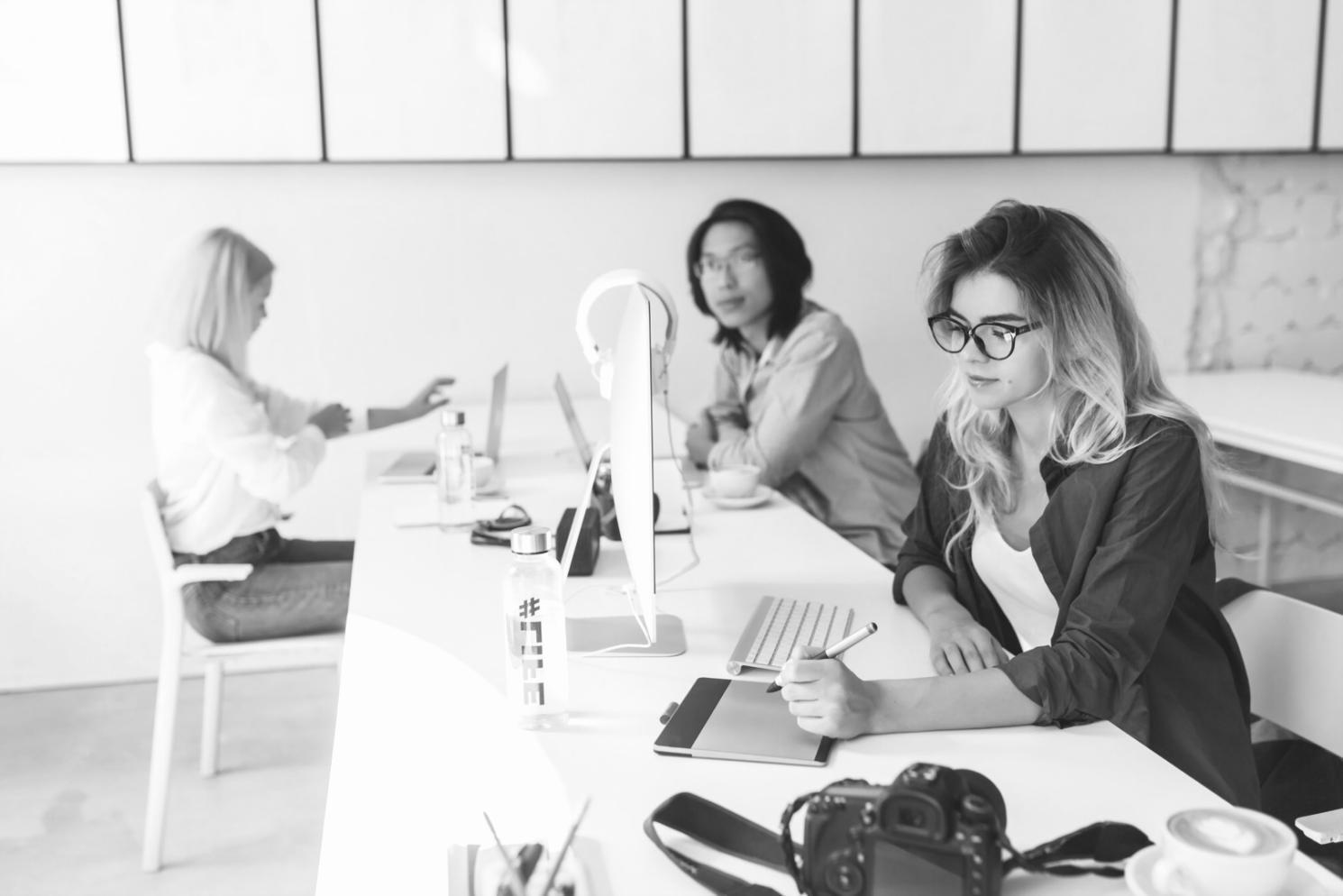 Professionnel analysant des données financières